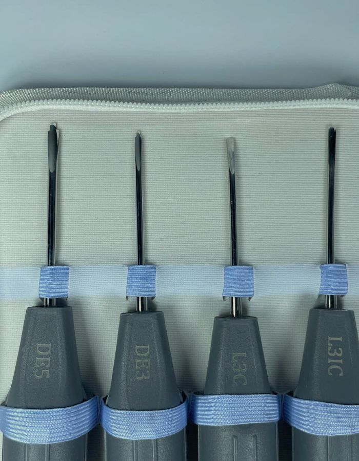 Set of screwdrivers with different specifications in a gray case.